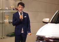 デザイナーの青木孝憲氏。「バディ」では、四角いグリルやランプ、フロントフェンダーなど、角張ったデザインに最もこだわったという。