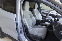 シート表皮はウール（30％）と再生ポリエステル（70％）を使ったファブリックと、リサイクル素材とバイオ由来素材をブレンドした合皮の組み合わせ。色合いのよさもボルボならではだ。