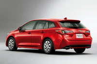 ボディーカラーは、セダン、ワゴン（写真）ともに全8色。写真は「スカーレットメタリック」のもの。