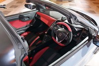 「S660モデューロX バージョンZ」のインテリアカラーは、ボルドーレッド×ブラックのコンビとなる。