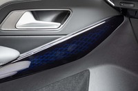 ドアハンドルにはブルーに点灯するひし形のイルミネーションが仕込まれている。