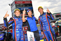 勝利のポーズを決める、R&D SPORTのメンバー。写真左から井口卓人、渋谷 真総監督、山内英輝。