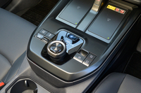 アイランドデザインのセンターコンソールはこれまでどおりだが、前端にあったロータリー式シフトセレクターが後ろに下がり、前端にはスマートフォンのワイヤレス充電器が2つならんで搭載された（レクサス版である「RZ」には1つしかない）。