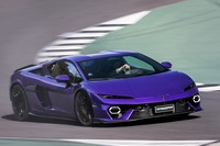 センタートンネルに搭載される駆動用バッテリーの容量はプラグインハイブリッド車としては極めて小さい3.8kWh。約10kmのEV走行が可能とされる。