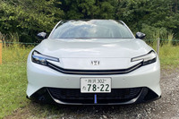 エアダム中央にブルーの縦線が入ってる。写真だけじゃ気づかなかったけど、これがジョン・トラボルタの割れたアゴみたいでセクシーだ。