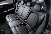 リアシートの下に駆動用バッテリーが搭載される「クーパーS E ALL4」では、他のグレードと比べてリアシートの座面が3cmほど高くなっており、またスライド調整機構も省略されている。