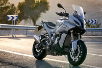 BMWから大型二輪モデル「S1000XR」登場　快適性とスポーティーな走りを備えた新型アドベンチャー