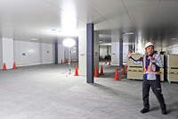 こちらはクリーンルーム。天井には空気を清浄に保つための、ダクトの穴が開けられていた。