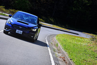 操舵機構には、モーターアシスト軸とステアリング操作軸を別とした2ピニオン方式の電動パワーステアリングを採用。より滑らかで自然なステアフィールを実現している。