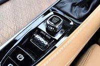 エンジンのオンオフは、スイッチをひねる動作で行う。走行モードのセレクターはローラー式となっている。