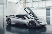 マクラーレンを手中におさめたCYVNは、電気自動車やコネクティビティー、自動運転などの分野で自動車メーカーを技術的にサポートするゴードン・マレー・テクノロジーズ（GMT）も所有している。ただし、同社とゴードン・マレー・オートモーティブ（GMA）は別組織であり、「T.50」（写真）に代表されるGMAのスーパーカーに影響がおよぶことはない。