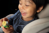 ワッフルに続いてお菓子もムシャムシャ。そのつど、周りに食べかすがポロポロと……。