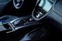 最高出力707PSの高性能モデル「アストンマーティンDBX707」が登場の画像