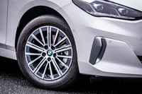 「エクスクルーシブ」グレードには、ダークグレーの「Vスポークスタイリング833バイカラー」と呼ばれる17インチアルミホイールが標準で装備される。今回の試乗車は205/60R17サイズの「ハンコック・ヴェンタス プライム3」タイヤを組み合わせていた。