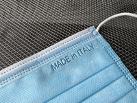 イタリアで市販されている使い捨てマスクには、誇らしげに「Made in Italy」と記されたものが少なくない。