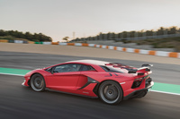 ボディー各部に施された空力に関する改良により、「アヴェンタドールSVJ」は、前後軸ともに＋40％のダウンフォース向上と、－1％のドラッグ係数の低減を実現している。