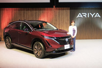 「日産アリア リミテッド」と日産自動車の星野朝子副社長。