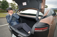 ファストバックスタイルの「クラウン クロスオーバー」だが、実はゴルフバッグ3つが収まる容量450リッターの独立したトランクを有している。トヨタが「セダンとSUVを融合させたクロスオーバーモデル」と呼ぶのも納得である。（写真＝池之平昌信）