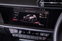 「アウディドライブセレクト」の設定用画面。4種類の走行モードが選択できるほか、ドライブシステムやサスペンション、ステアリングなどのセッティングを個別に選択できるようになっている。