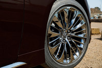 “Fスポーツ”を除き、タイヤサイズは245/50RF19（前後同型）が標準。上級グレードには、オプションで写真の245/45RF20サイズのタイヤも用意される。