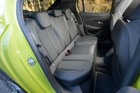 後席の広さはクラスなりというところ。座面の角を丸くして乗車性を高めている。