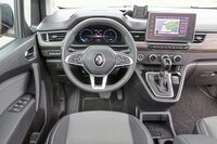 インテリアの基本的なつくりはエンジン車と変わらない。折りたたみテーブルや引き出しは上級グレードを選ぶか、オプションを選ばないと装備されないのが残念。