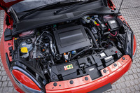 フロントに搭載される交流同期式モーターは、最高出力156PS/4070-7500rpm、最大トルク270N・m/500-4060rpmを発生。一充電走行距離は493km（WLTCモード）と発表されている。