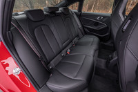 質感の高い「パーフォレーテッドダコタレザー」のシート表皮（写真）は19万円のオプションアイテム。「M235i xDriveグランクーペ」の場合、標準仕様はクロスと人工皮革「センサテック」のコンビネーションとなる。