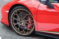 試乗車は、前245/30ZR20、後ろ305/30ZR20サイズのタイヤ（ピレリPゼロ コルサ）と、オプションとなるカーボンセラミックブレーキを装着していた。