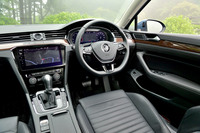 水平基調のデザインで構成されたコックピット周辺部。横方向への広がりが強調されている反面、ウインドスクリーンまでの空間にあまり余裕は感じられない。