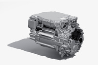 小型のe-Axleと容量29.6kWhの薄型バッテリーとで構成される「スーパーONE」のパワーユニット。フロントモーターの最高出力は「N-ONE e：」と同じ64PSに制限されているが、「BOOST」モードを選択すると95PSにまでアップする。