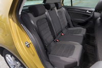 大人3人がゆったりと過ごせる後席スペース。座面の厚みがしっかりと確保されており、座り心地の良さが印象的だった。