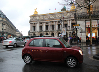 パリ・オペラ座前で、「ダイハツ・トレヴィス（日本名：ミラ ジーノ）」。2018年2月撮影。