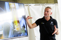 技術説明において、「HCC」の構造を解説するウルゴン氏。