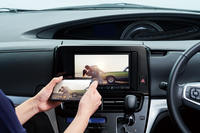 高精細画面の恩恵は地図以外にもあり、テレビなどの映像をHD解像度の高画質で見ることができる。楽ナビはHDMI入力端子も装備しているからポータブル・ブルーレイ・プレーヤーをお持ちならブルーレイの映像ソフトなどをクルマに持ち込み、車内で高画質映像を楽しむことができる。