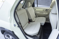 後席は左右独立でリクライニングと前後スライドが可能。日本の軽スーパーハイトワゴンほどではないが、大人2人が乗るには十分な空間だ。