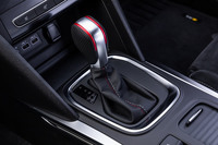 「メガーヌR.S.」のトランスミッションは、「EDC（エフィシェントデュアルクラッチ）」と呼ばれる6段DCTのみの設定となる。