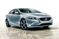 ボルボ、「V40」全車に先進の安全装備を採用