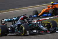 予選では僚友バルテリ・ボッタスに負けたもののフロントローにはつくことができたハミルトン（写真）。これでメルセデスチームとしては通算72回目、エンジンメーカーとしては400回目の最前列独占である。レースでは2位走行中にボッタスのロックアップを見逃さず首位を奪うと、バーチャルセーフティーカーのタイミングでタイヤ交換を行い、またセーフティーカー後の再スタートも難なく決め、今季7勝目を飾った。出走260戦で通算91勝目は、ミハエル・シューマッハーの最多勝利記録に並ぶ大記録。ボッタスがリタイアしたことで、今季のチャンピオンシップでのリードは69点にまで拡大した。（Photo=Mercedes）