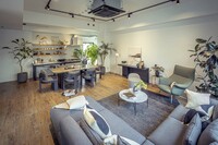 こちらは待合室の様子。会場の調度品は、いずれも今回のイベントのためにそろえられたものだという。