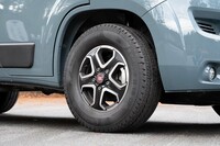 キャンピングカー用タイヤの「コンチネンタル・バンコキャンパー」を履く。サイドウォールはキャンピングカーのイラスト入り。