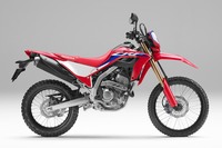 「CRF250L＜s＞」。「CRF250L」に比べ、最低地上高は40mm、シート高は50mmアップしている。