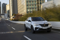 WLTCモードの燃費は同じルノーの「キャプチャーE-TECHフルハイブリッド」と並んで輸入車2位タイの22.8km/リッター。1位も同じルノーの「ルーテシアE-TECHフルハイブリッド」だ。