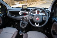 ダッシュボードはブラウンを基本に、メーターとカーラジオのまわりに大胆なシルバーのアクセントが施される。ステアリングホイールはチルト調整のみ可能。