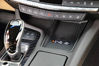 15Wの高出力ワイヤレスチャージャーやヘッドアップディスプレイなど、ライバルではオプション扱いとなりそうな装備も「CT5」には標準で備わる。