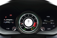 メーターはデジタル式で、パワープラントのモードに応じて表示の内容やデザインが切り替わる。（写真をクリックすると、表示の切り替わる様子が見られます）