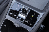 シフトセレクターはクリスタルタイプ。それ自体はどこかのブランドで聞いたことのあるアイデアだが、タッチスイッチとローレット加工入りのメカニカルスイッチを組み合わせたセンターコンソールの質感は高い。