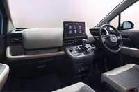 新型「フリード エアー」のインストゥルメントパネルまわり。角の丸い、柔らかいデザインのダッシュボードなどが魅力的。