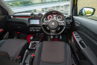 メーターやステアリングホイールなど、各所に専用パーツが用いられたインテリア。赤から黒にグラデーションする装飾パネルが目を引く。