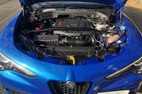 最高出力280PS、最大トルク400N・mを発生する「ステルヴィオ2.0ターボQ4ヴェローチェ」の2リッター直4ガソリンエンジン。フロントバルクヘッドにめり込まんばかりに搭載されていて、重量配分は前：後＝910kg：900kgとバランスがいい。